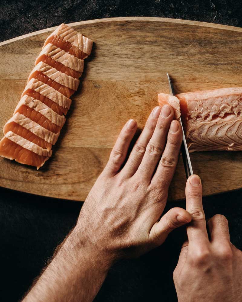 Cuisnier en cuisine entrain de préparer un plat