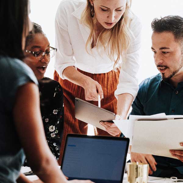 Client en consulting avec un pro du management en hôtellerie