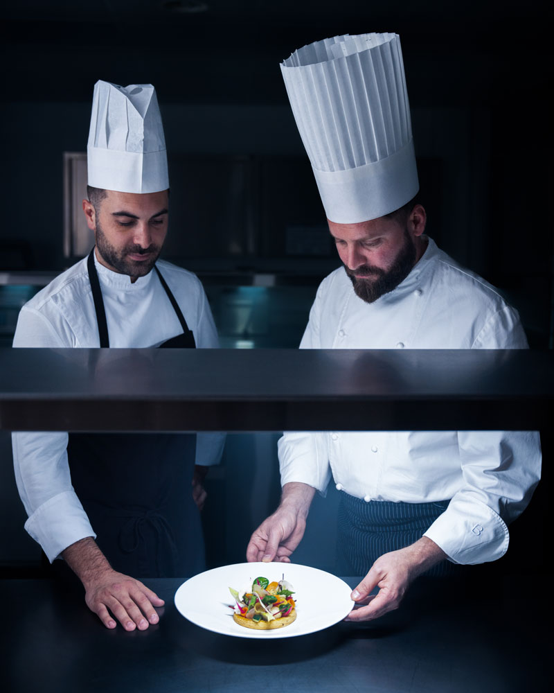 Deux cuisinier dans une cuisine professionelle